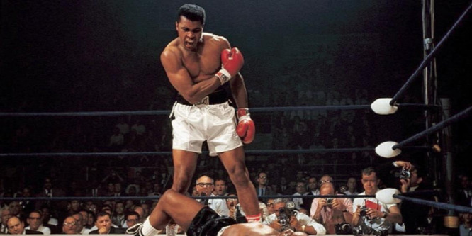 55 éves Muhammad Ali legendás ütése - videó