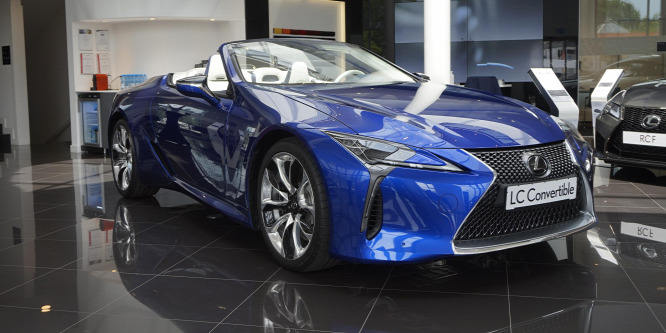 Nem hibrid, cserébe gyönyörű a Lexus új, méregdrága kabriója
