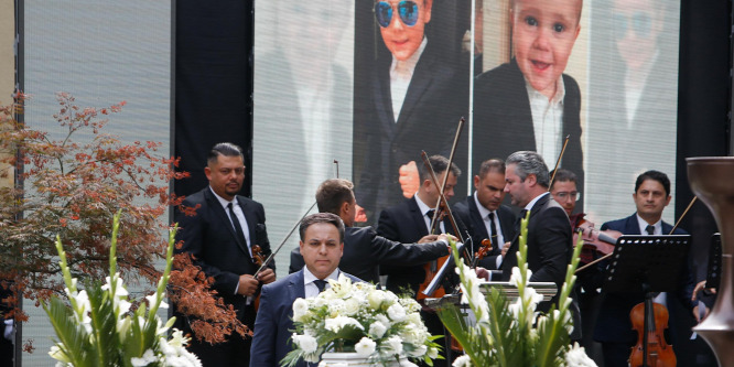 Márványból készült síremléket állítottak L. L. Junior kisfiának