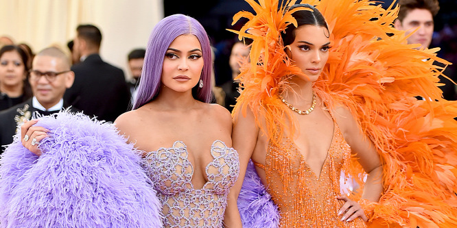 Kukkants be Kylie Jenner és Kendall Jenner luxusotthonaiba