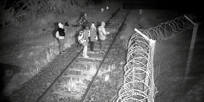 Így próbáltak átjutni a határon a migránsok pénteken Csongrádban - videó