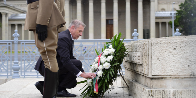 Benkő Tibor honvédelmi miniszter megkoszorúzta a Magyar Hősök Emlékkövét