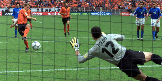 Hollandia tálcán adta át Olaszországnak a 2000-es Eb-döntőt