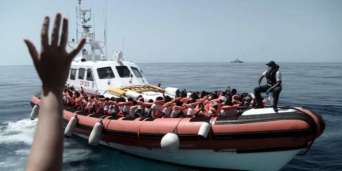 Húszezer migráns indulhat el Észak-Afrikából az olasz titkosszolgálat szerint
