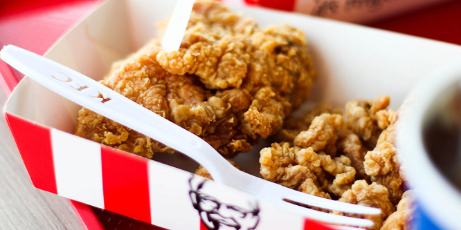 Nem kapott elég csirkét a KFC-ben, ezért rendőrt hívott