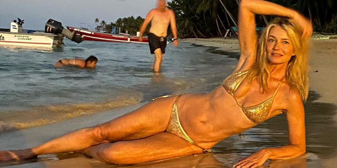 Melltartó nélkül pózol a modell, Paulina Porizkova, akin Olof Palme segített - Fotó