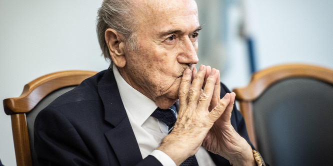Újabb ügyben nyomoznak a korábbi FIFA-elnök ellen