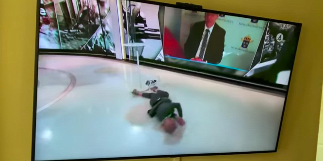 Élő adásban esett össze a műsorvezető - Videó