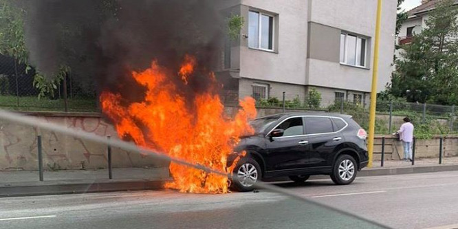 Égő kocsi miatt nagy dugó a Budaörsi úton - kép