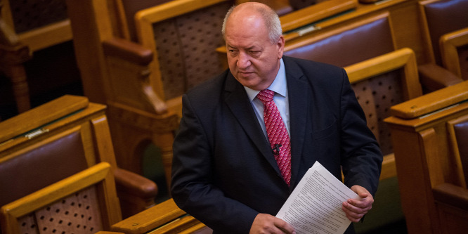 Nem alkotmányellenesek a rémhírterjesztésre vonatkozó szabályok