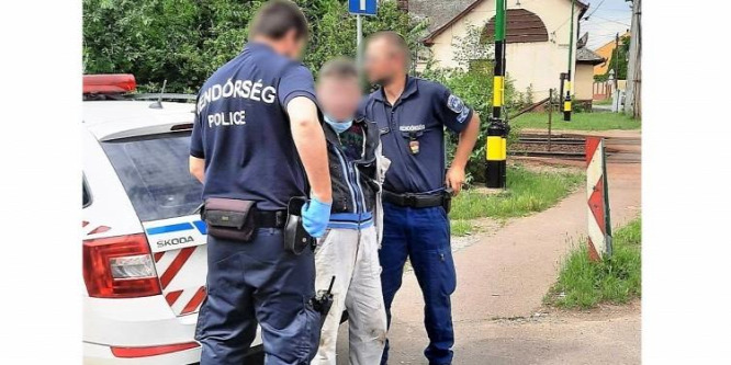 Verekedtek a távolsági buszon, aztán megvágta tapétavágóval