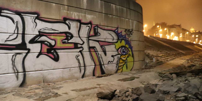 Olasz graffitis fújta össze az Erzsébet hidat - fotó