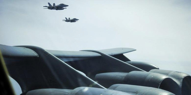 Orosz vadászgépek szegődtek egy amerikai bombázó nyomába - videó