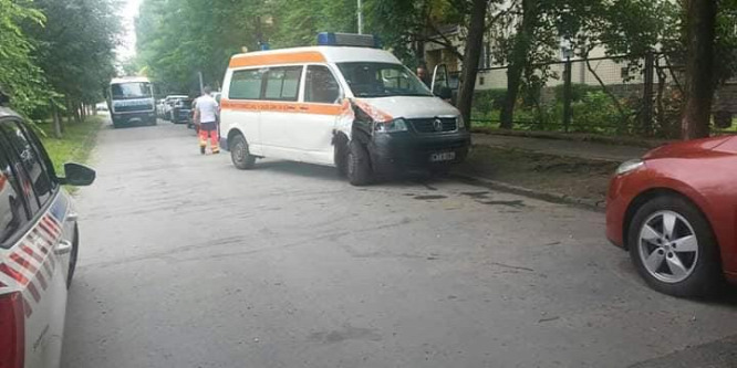 Mentőautót lopott egy férfi Budapesten, összetörte, majd az út szélén hagyta