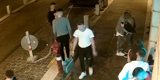 Őt keresi a rendőrség, mert lefejelt valakit az V. kerületben - fotó