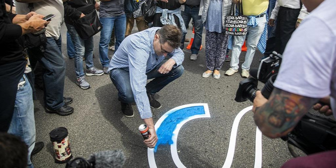 Karácsony dupla pénzt fizetett az FKF dolgozóinak, hogy éjszaka felmosassa velük a graffitit, amit ő maga firkált még napközben a rakpartra