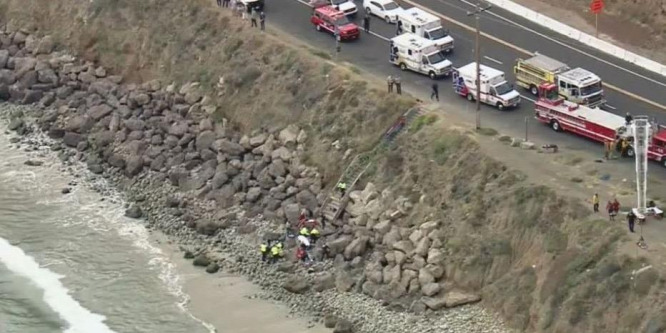 Három ember meghalt, miután lesodorta őket egy hullám egy kaliforniai strand szikláiról