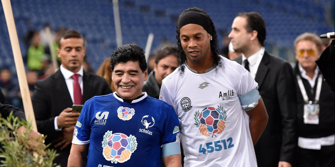 Ronaldinho Maradona csapatában térhet vissza