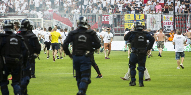 Óriási balhé a Debrecen kiesése miatt, rohamrendőröket vetettek be a pályán