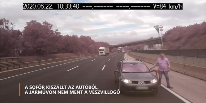 Így csapódott bele a sofőr az álló járműbe az M0-áson - Videó