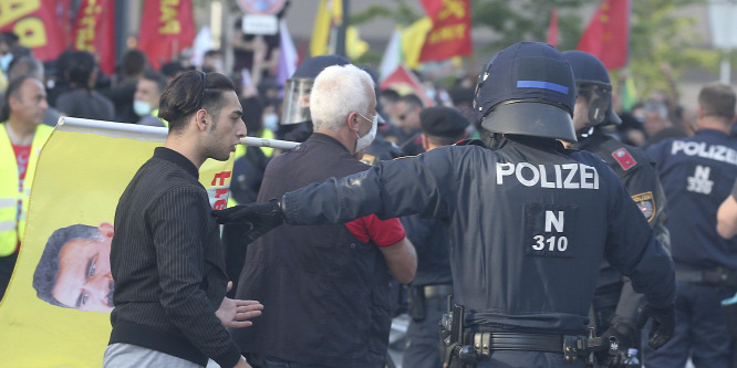 Migránsok verték egymást, és napokig háborúztak Bécsben, az osztrák kancellár bekérette a bécsi török nagykövetet