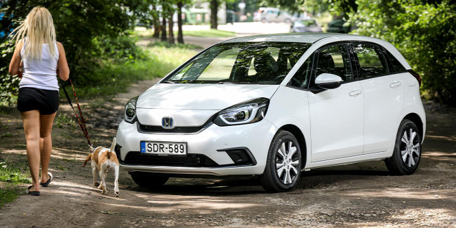 Hadüzenet a hibrid Toyotáknak - Honda Jazz menetpróba (2020)