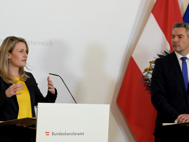 Kommandósok védenek két osztrák minisztert, mert iszlamisták halálosan megfenyegették őket Kommandósok védenek két osztrák minisztert, mert iszlamisták halálosan megfenyegették őket