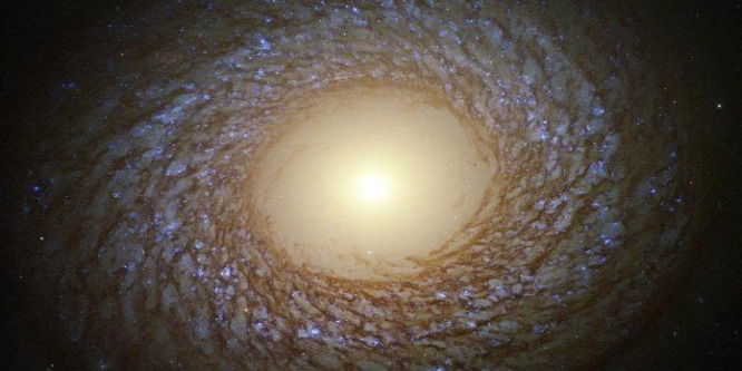 Pelyhes spirálgalaxist kapott lencsevégre a Hubble űrtávcső