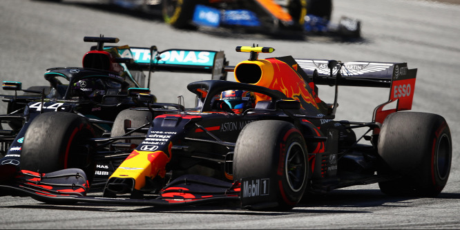 Red Bull: Hamiltonnak másképpen kellene versenyeznie