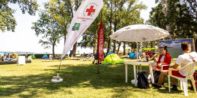 Idén 19 balatoni strandon nyújt elsősegélyt a Vöröskereszt