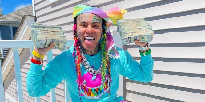 Olyan gazdag a rapper, Tekashi 6ix9ine, hogy a pénzt ruhaként viseli magán - Videó