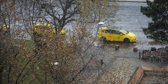 Taxival próbálta Ausztriába csempészni a migránsokat két sofőr
