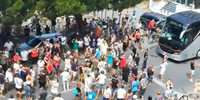 Katonák őrzik a koronavírusos migránsokat a helyiek tiltakozása miatt Dél-Olaszországban