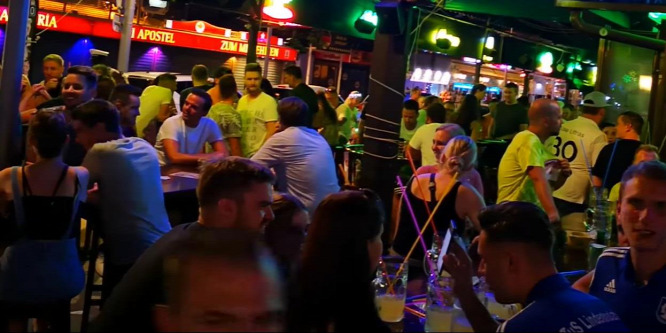 Német és brit turisták dorbézoltak Mallorcán, ezért bezártak több bulinegyedet