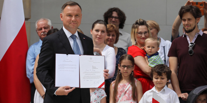 Brüsszel kettős mércével méri Andrzej Duda Lengyelországát is