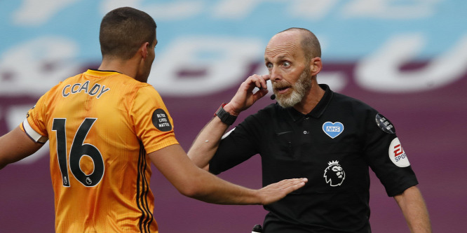 Egészen elképesztő bírói hibákkal indult újra a Premier League