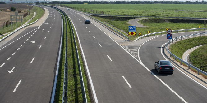 Az M3-as kivezető belső sávjának útpadkáján kerékpározott egy nő tegnap - Videó