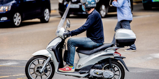 Bicikliseknek, motorosoknak, e-rollereseknek is fontos lenne a biztosítás