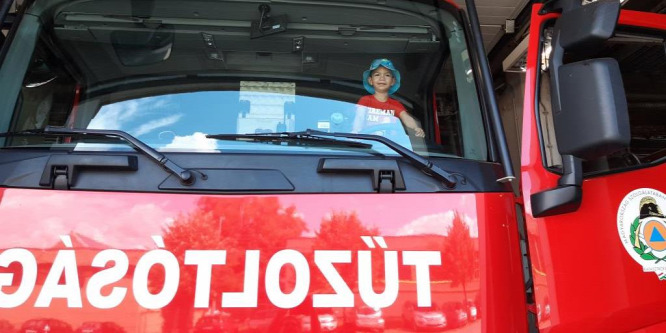 Leukémiás kisfiút láttak vendégül az egri tűzoltók