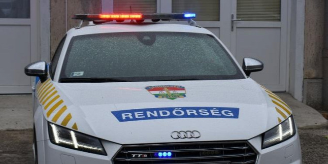Volt kulcsa, de inkább szétverte albérlete ajtaját, és a lyukon mászott be
