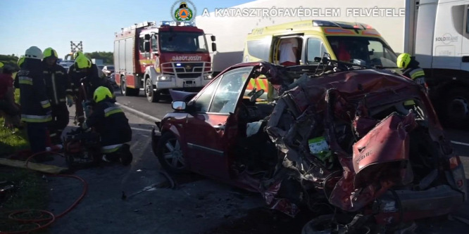 Elképesztő videó: szétdarabolták az M5-ösön balesetező kocsit, hogy megmentsék a sofőrt