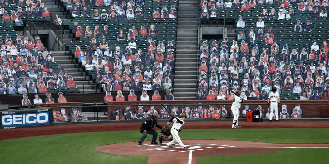 Kiütötte a stadionból a labdát a baseballjátékos, a vízben landolt - videó