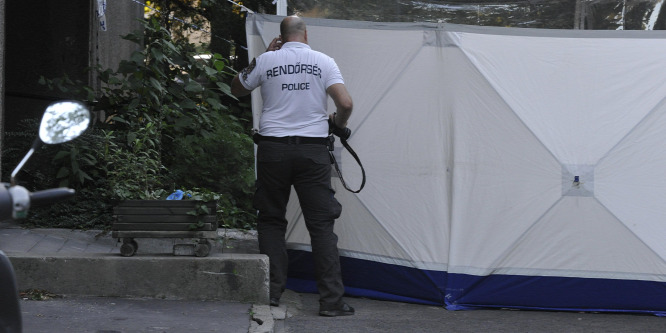 Meghalt egy nő Budapesten, mert ráesett egy hatodik emeletről kiugrott férfi