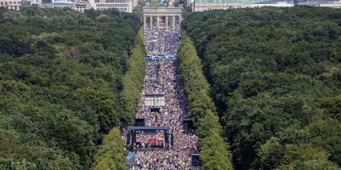 20 ezer szélsőséges tüntetett Berlinben a maszkviselés és a távolságtartás ellen, a járvány németországi súlyosbodása idején