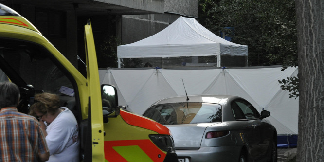 Szerelmi bánata lehetett a 14. emeletről ugró férfinak, aki a babakocsit toló anyára zuhant, és őt is megölte