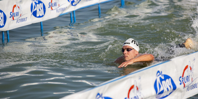 Rasovszky Kristóf új csúccsal győzött a Balaton-átúszáson