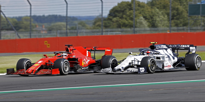 Vettel nem érti, mi történik a Leclerc-ével papíron egyforma autójával