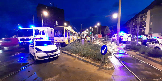 Villamos ütött el egy férfit a Szent László téren
