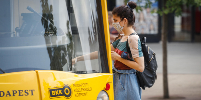 A fvárosban közlekedknek osztogat újra maszkokat a BKK