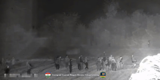 Megostromolták a magyar határt a migránsok Röszkénél - videó